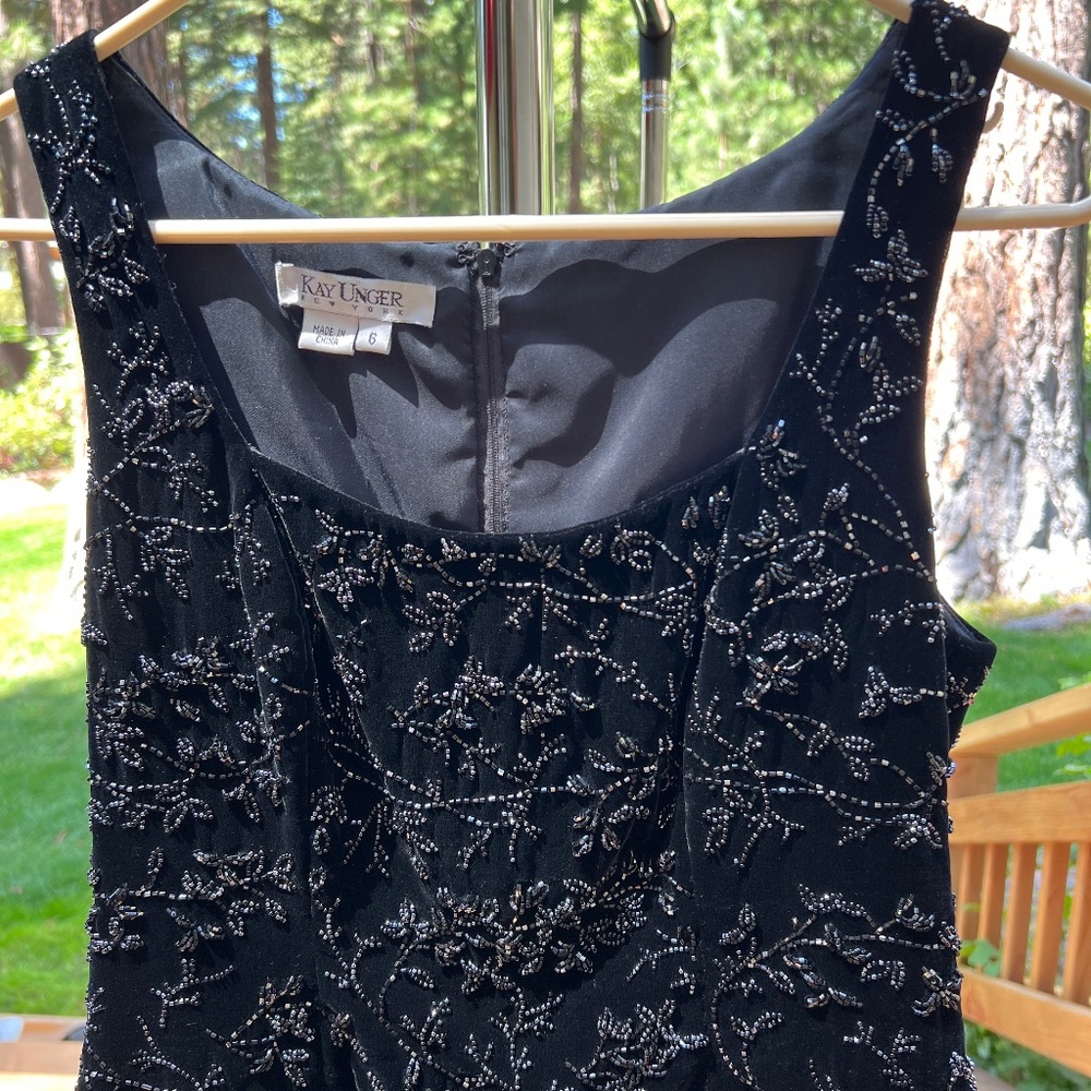 Kay Unger New York fitted back zip velvet dress top.
